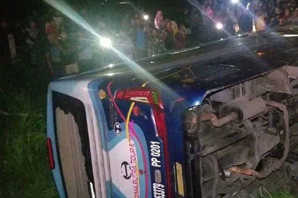 bus kecelakaan tol ngawi