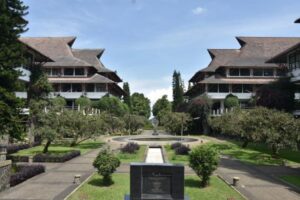 ITB Wajibkan Mahasiswa Penerima Beasiswa UKT Bekerja Paru Waktu
