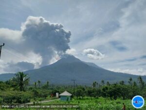 Gunung Lewotobi Laki-laki Erupsi