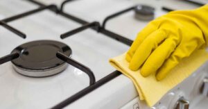 membersihkan kompor gas