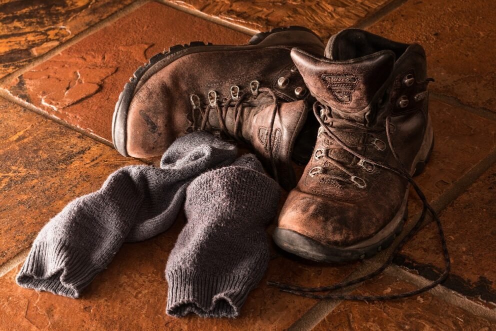 membersihkan sepatu boots