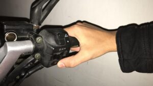 menyalakan electric starter
