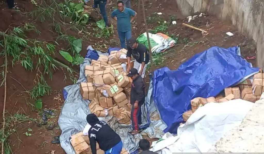 Truk Pengangkut Surat Suara Masuk Jurang