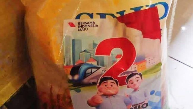 beras Bulog stiker Prabowo Gibran