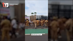 Aksi Demonstrasi Massa Kepala Desa Menuntut Pengesahan RUU untuk masa Jabatan Hingga 27 Tahun