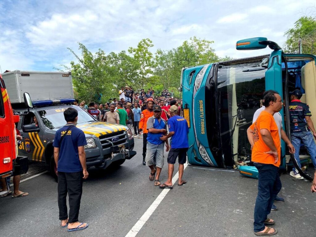 Bus Wisata Terguling di Bantul