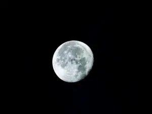 Cari fakta tentang bulan