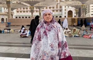 Mamah Dedeh Peluk Jemaah