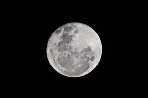 fakta tentang bulan