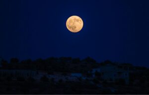 cari fakta tentang bulan
