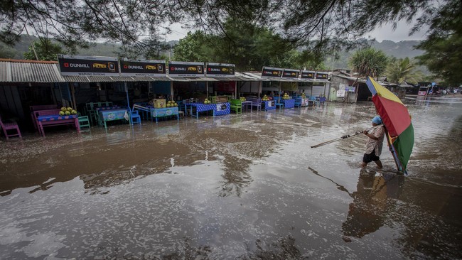 Palabuhanratu Diterjang Banjir Rob