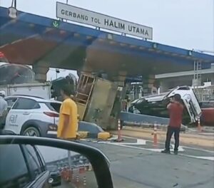 5 Mobil Alami Kecelakaan di Tol Halim