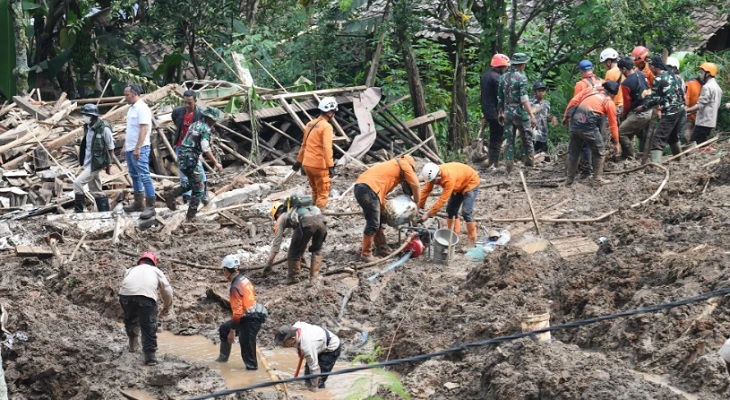 pencarian korban longsor bandung barat dihentikan
