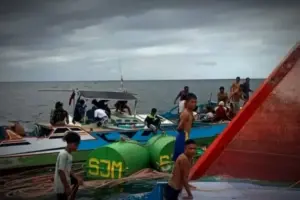 Kapal penangkap ikan KM Dewi Jaya 2 terbalik