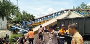 Flyover di Muara Enim Roboh Timpa Kereta