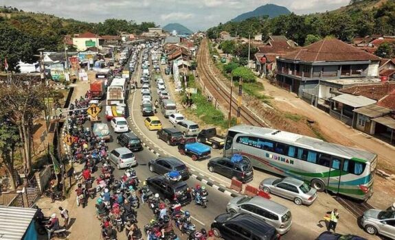 Jumlah Kendaraan ke Arah Garut-Tasik Melonjak