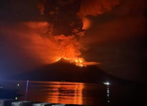 Gunung Ruang Tiga Kali Erupsi