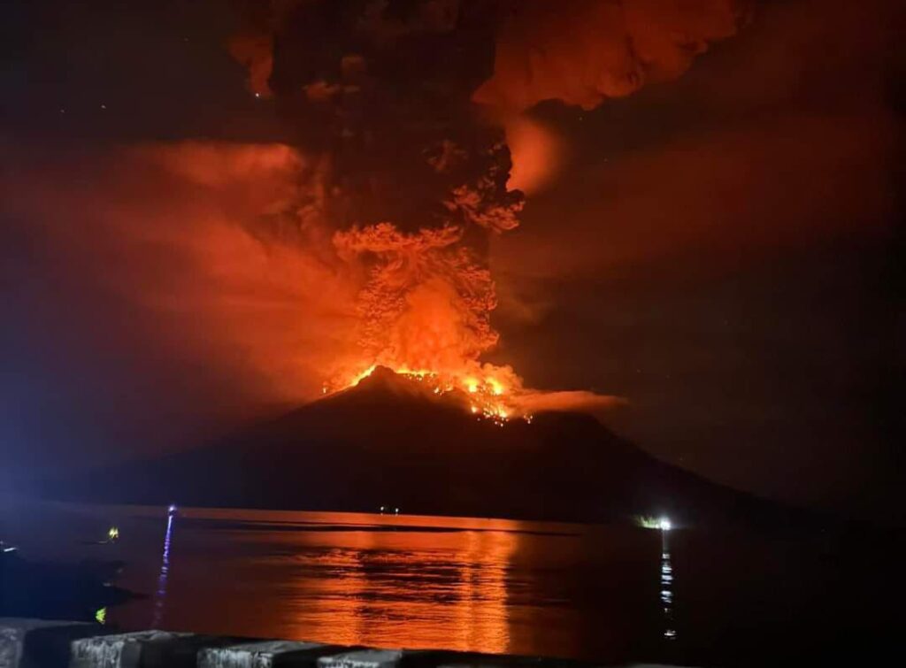 Basarnas Evakuasi Masyarakat Terdampak Letusan Gunung Ruang