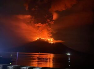 Basarnas Evakuasi Masyarakat Terdampak Letusan Gunung Ruang