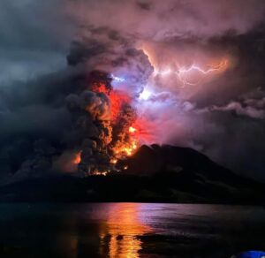 Pemerintah Evakuasi Ratusan Keluarga Imbas Erupsi Gunung Ruang