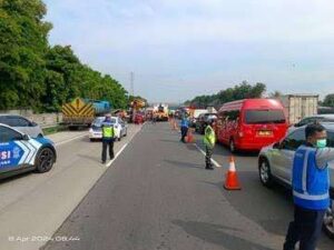 Seluruh Penumpang Mobil Gran Max Tewas
