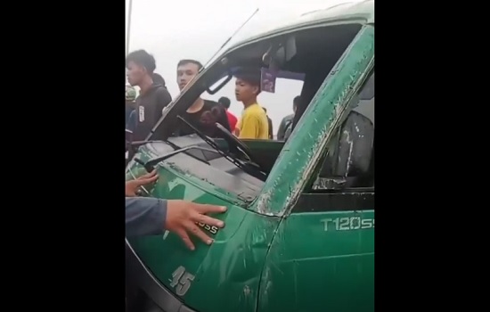 Angkot rombongan siswa SMP terguling di flyover Ciroyom Kota Bandung