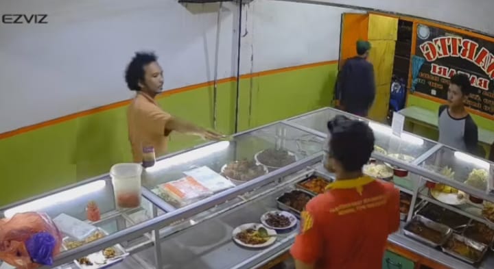 Polisi Ciduk Pria yang Bayar Seenaknya di Warteg Jakpus