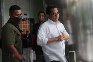 Sekretaris Jenderal DPR Indra Iskandar (kanan) berjalan ke luar ruangan seusai menjalani pemeriksaan di Gedung KPK, Jakarta, Kamis (14/3/2024)
