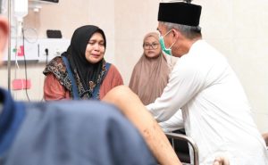 Pj Gubernur Jabar Bey Machmudin mengecek kondisi korban kecelakaan bus maut yang dirawat di RSUD Subang, Minggu (12/5/2024) dini hari.