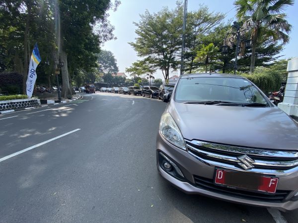 Kendaraan Plat Merah Parkir di Bahu Jalan