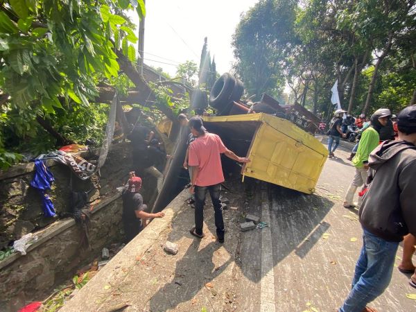 Sopir Truk Paving Tewas