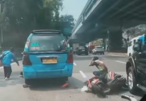 angkot tabrak ojol