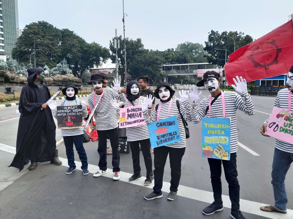 Buruh Bergaya Pantomim