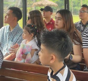 Gibran Rakabuming Ajak Jan Ethes Beri Makan Gajah