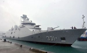 Sejumlah personel bertugas di atas haluan kapal saat proses sandar KRI RE Martadinata (REM) 331 di Dermaga TNI AL Tawiri, Kota Ambon, Maluku, Minggu (8/8/2021)
