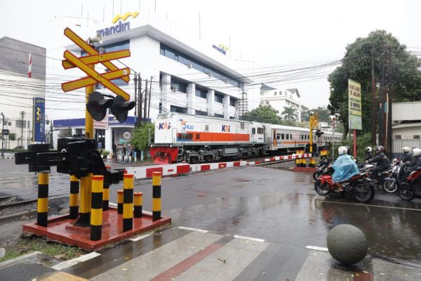 Cegah Tabrakan di Perlintasan Sebidang PT KAI