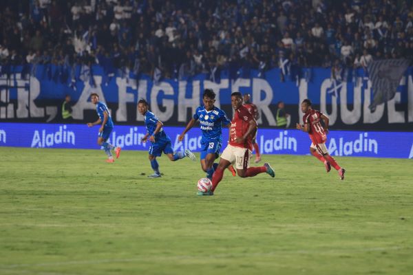 Bojan Hodak Menonton Laga Madura United vs Borneo FC