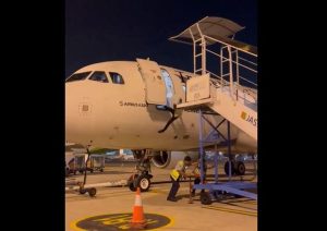 petugas jatuh dari tangga pesawat