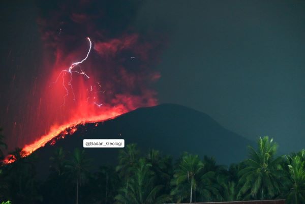Gunung Ibu Maluku Utara Erupsi