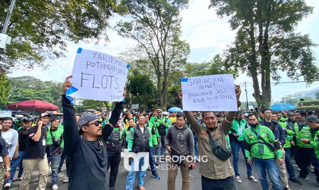 Ribuan Ojol Geruduk Gedung Sate