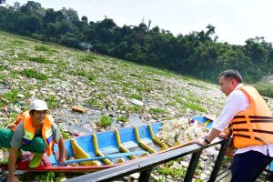 Jembatan Babakan Sapaan Penuh Sampah Viral