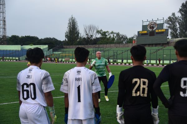 Luizinho Passos Terjun Langsung Tangani Kiper Muda