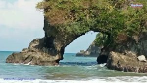 Pantai Karang Bolong