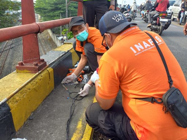 Proses Evakuasi Mayat di Flyover