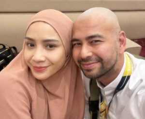 Raffi Ahmad Cium Hajar Aswad