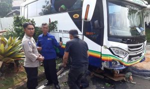 Satu dari 18 Bus Study Tour ITB Tergelincir