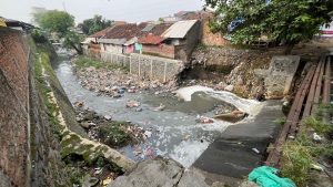 Sungai di Jalan Raya Kopo Mengeluarkan Bau