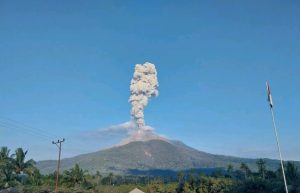 Gunung Lewotobi Laki-laki NTT Meletus