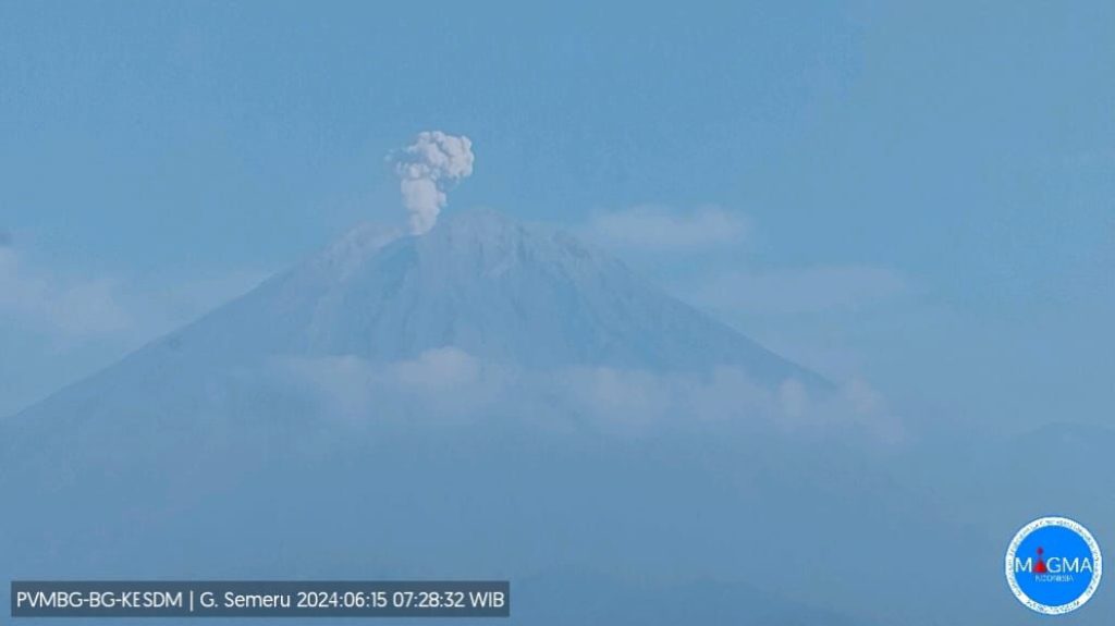 Gunung Semeru Meletus