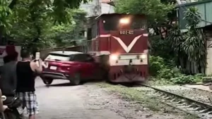 kereta tabrak creta